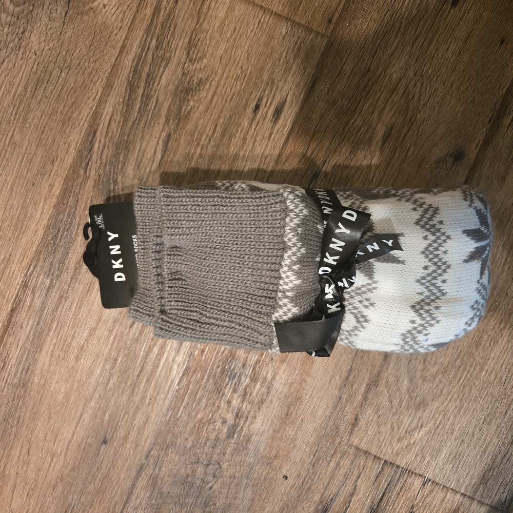 Dkny Gray and White Snowflake Fairisle Knit Slipper Socks - L/XL